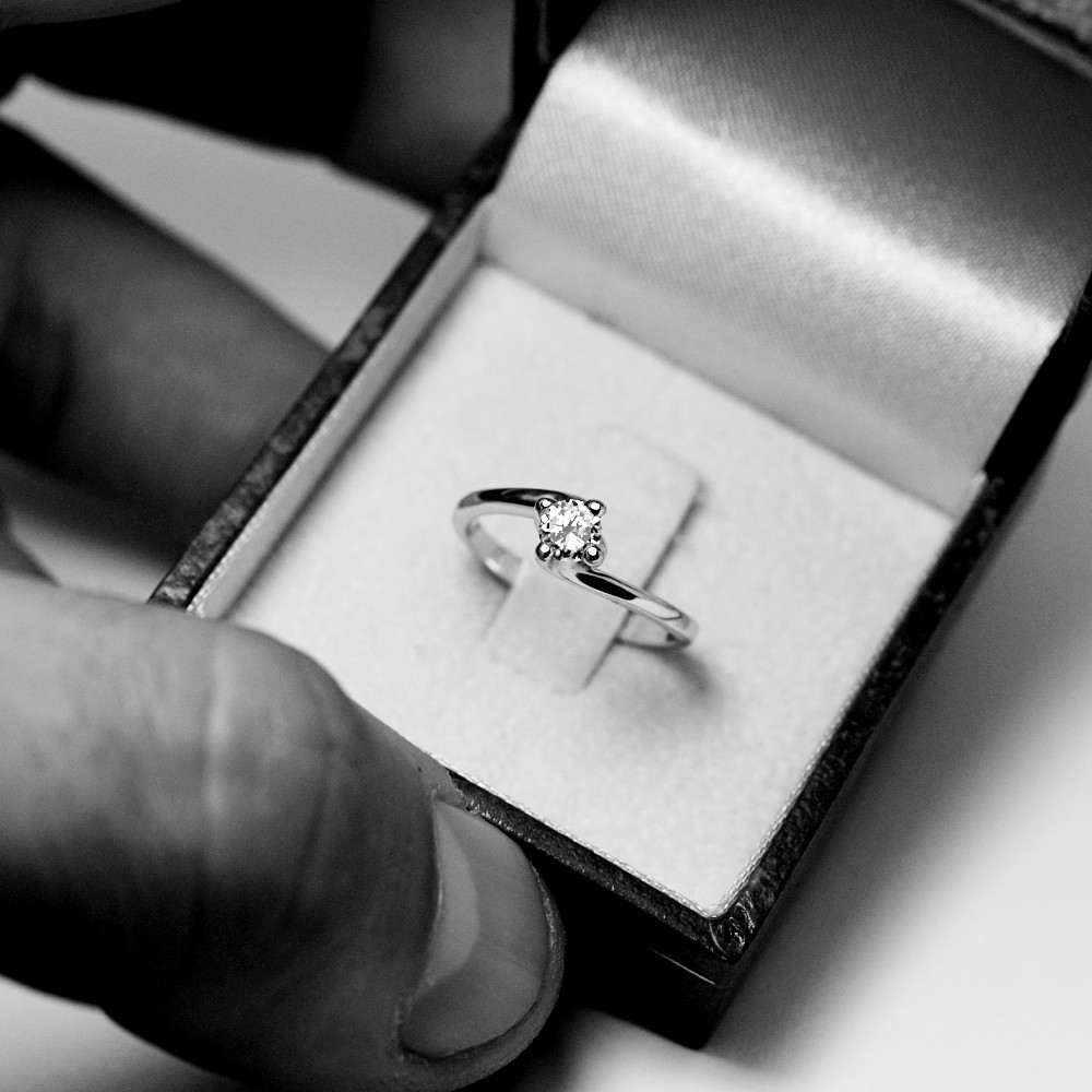 01anello-solitario-con-diamante-0-20-anelli-solitari-classici-2