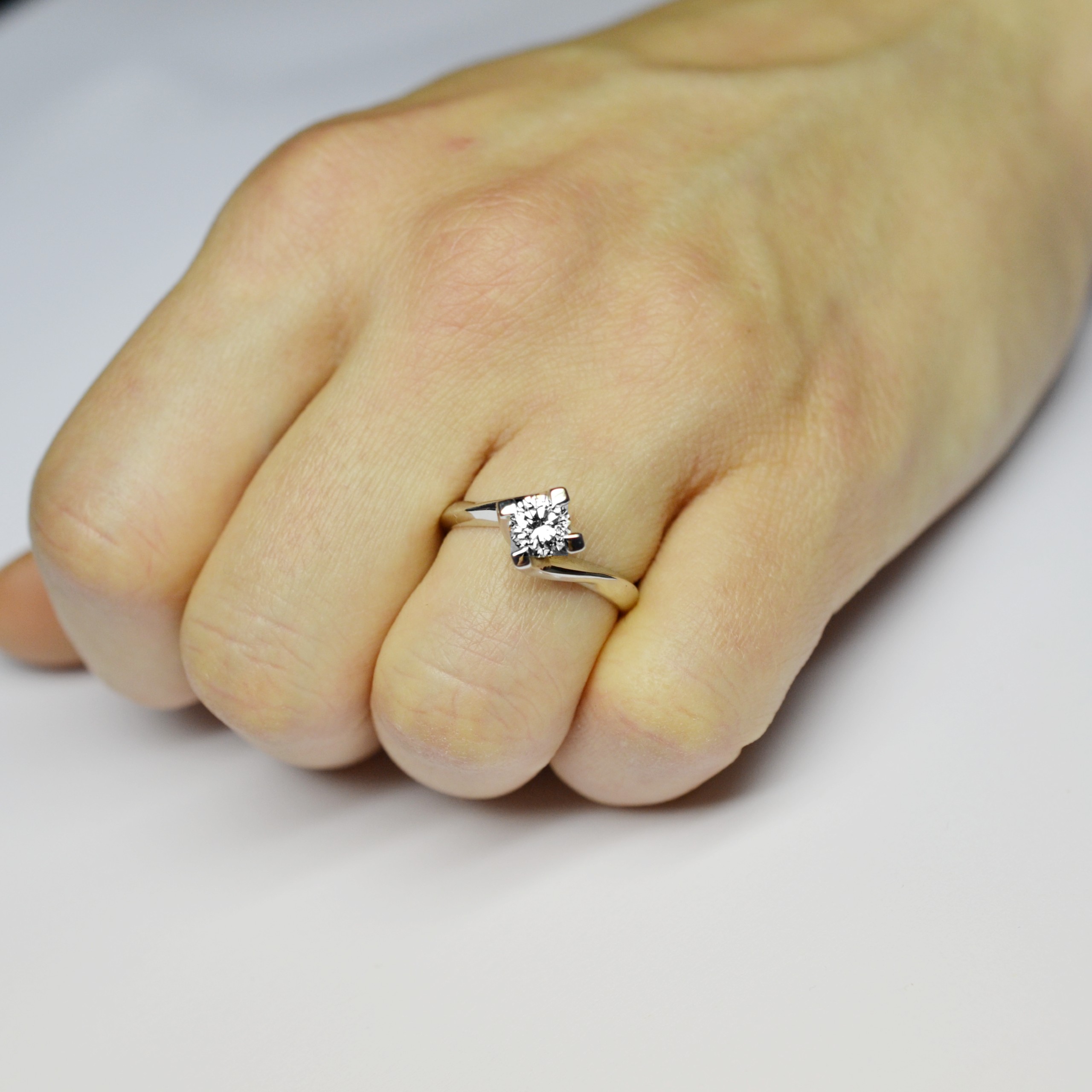 Anello-Solitario-Diamante-040-carati-E-IF-mano-chiusa