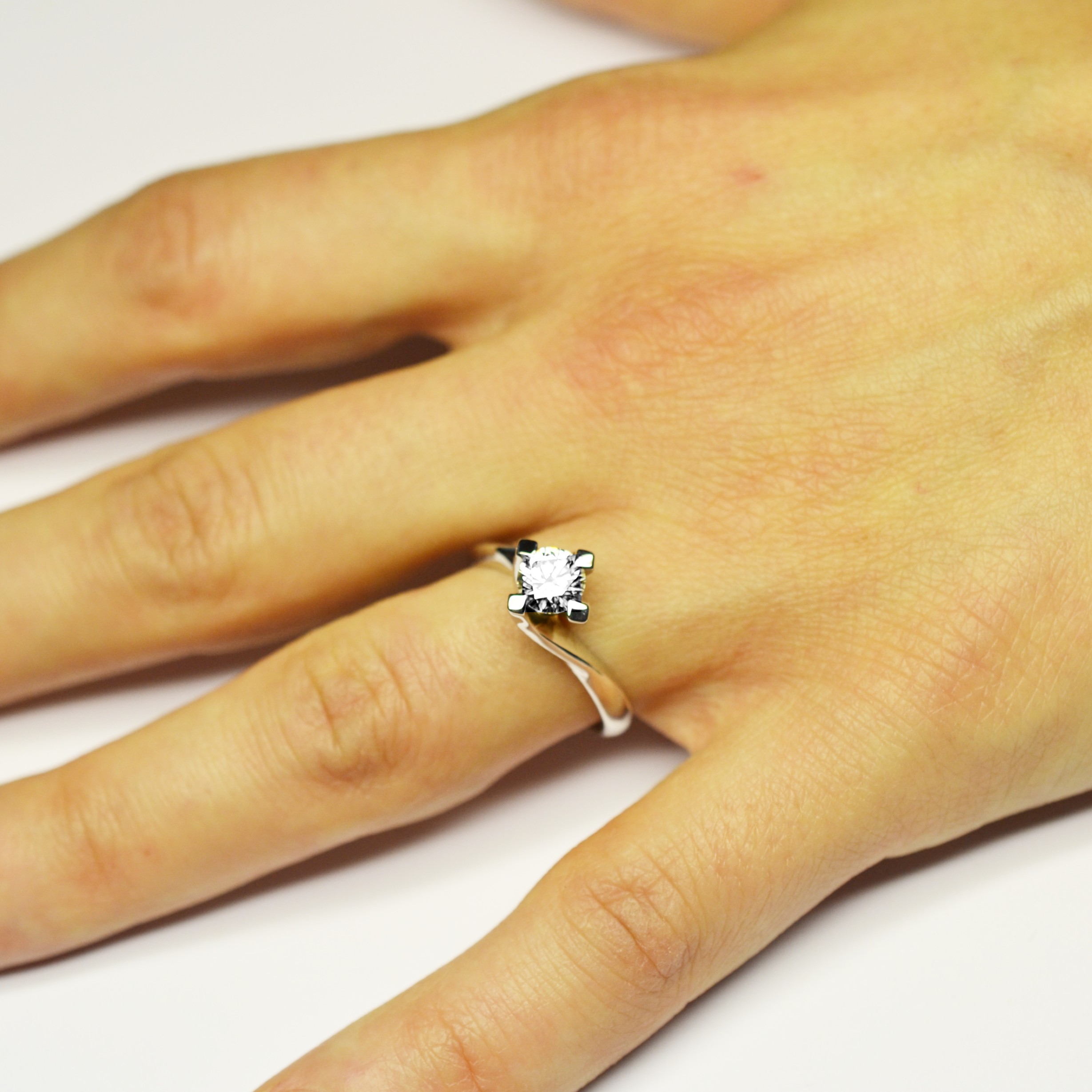 Solitario-in-Platino-950-con-Diamante-di-mezzo-carato-mano