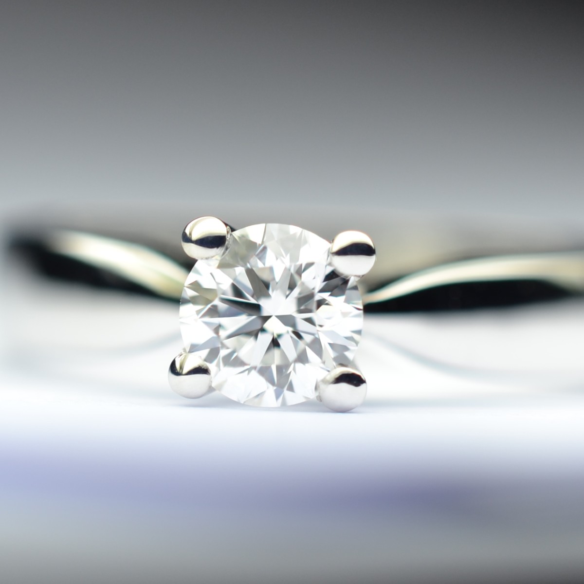 Anello con Diamante Solitario 0.38 carati F-VS1