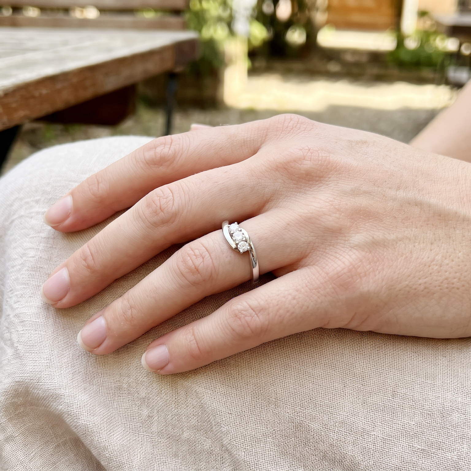 anello-delfino-3-diamanti-f-vs1-sulla-mano