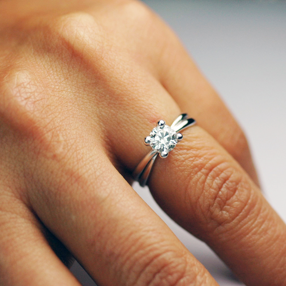 anello-oro-bianco-diamante-0-50-carati-d-if-triplo-excellent-gia-mano