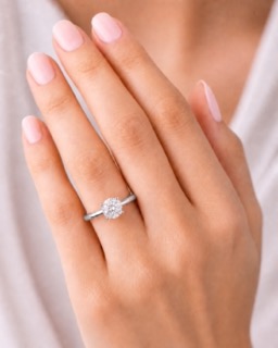 anello-solitario-0-35-carati-g-vvs1-indossato-sulla-mano