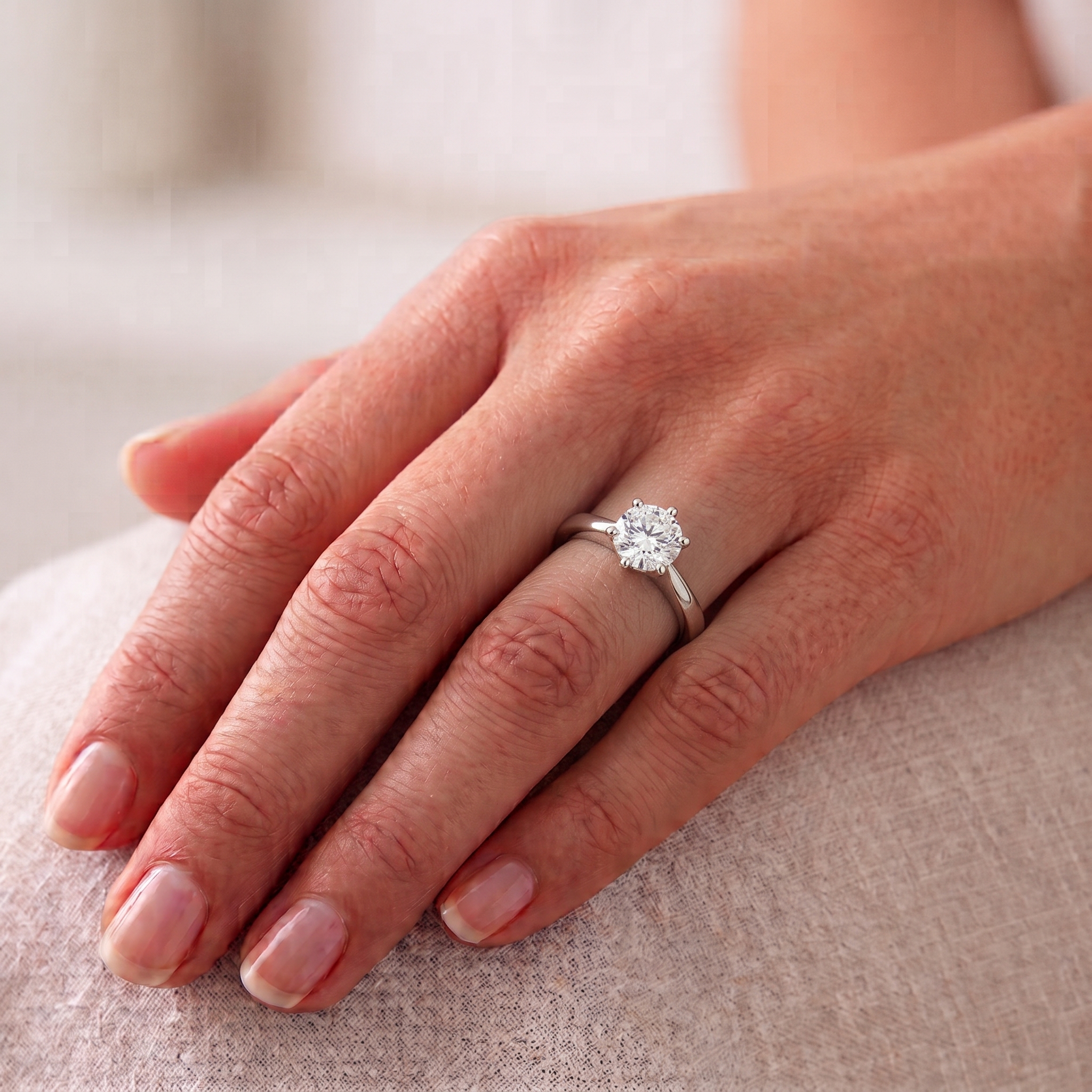 anello-solitario-2-carati-indossato-su-mano