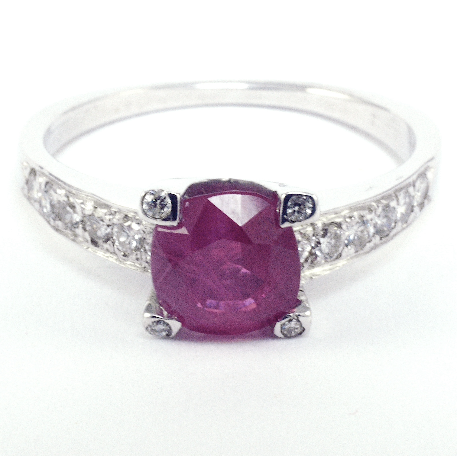 anello-solitario-con-rubino-e-diamanti-4
