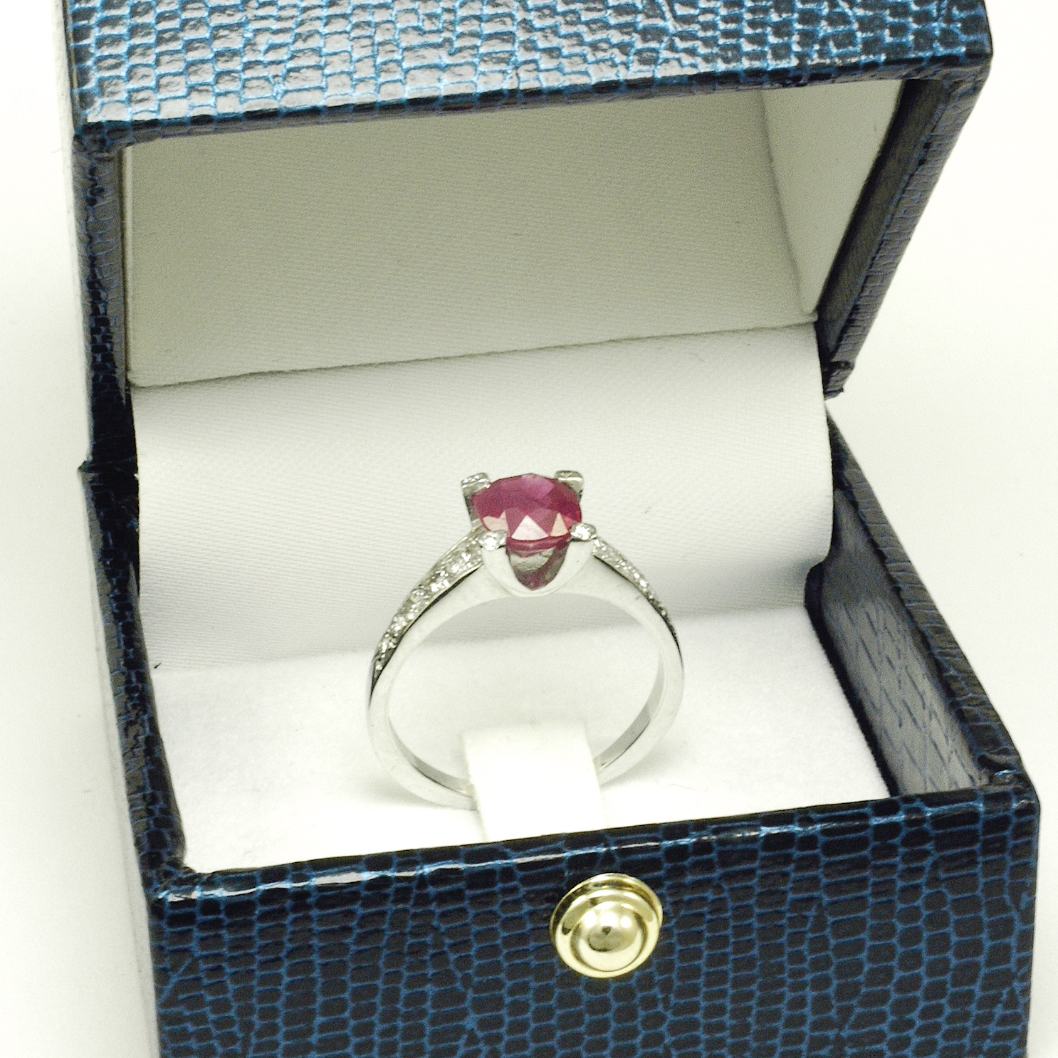 anello-solitario-con-rubino-e-diamanti-scatola