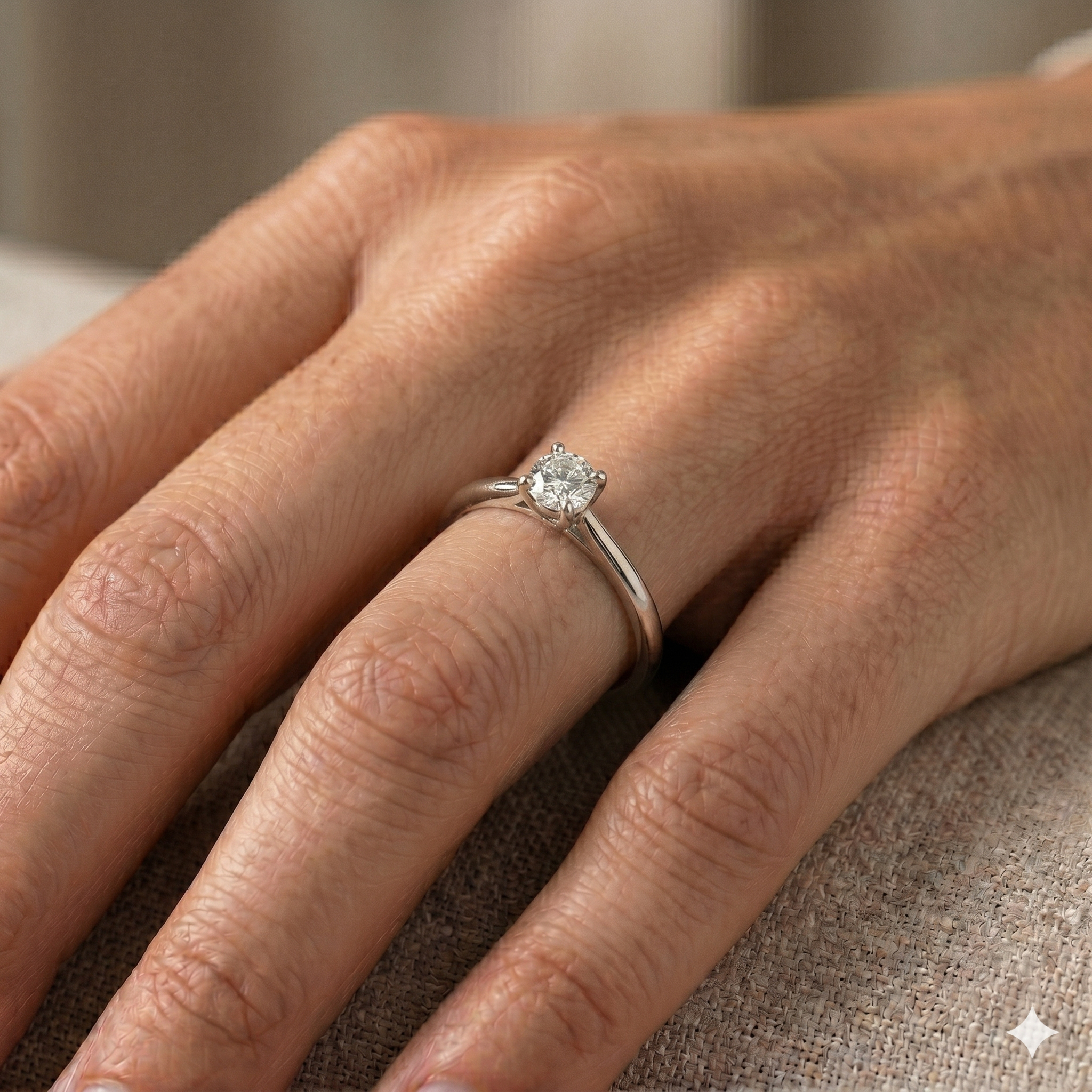 anello-solitario-da-018-carati-in-oro-bianco-indossato-sulla-mano