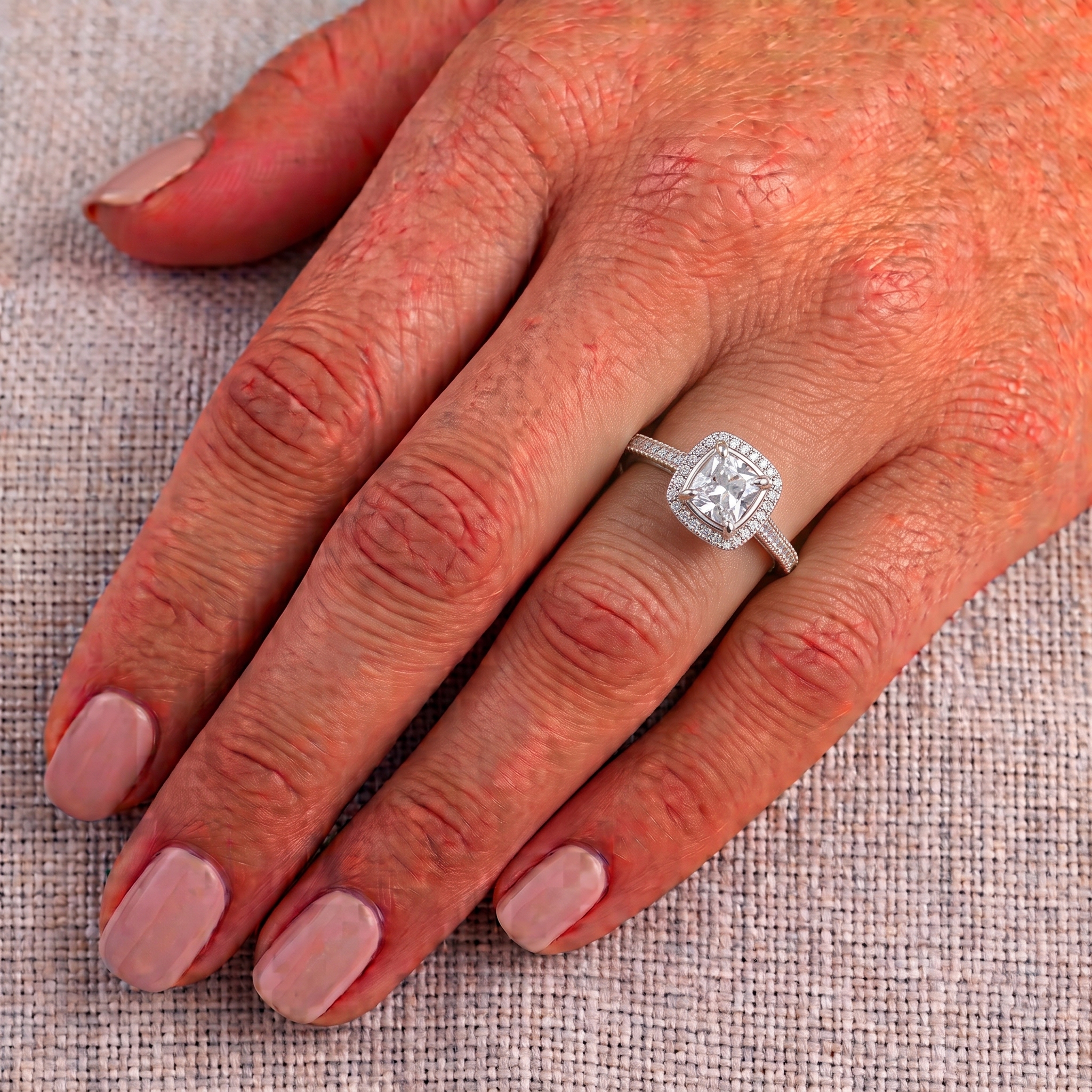 anello-solitario-halo-visto-su-una-mano-di-donna