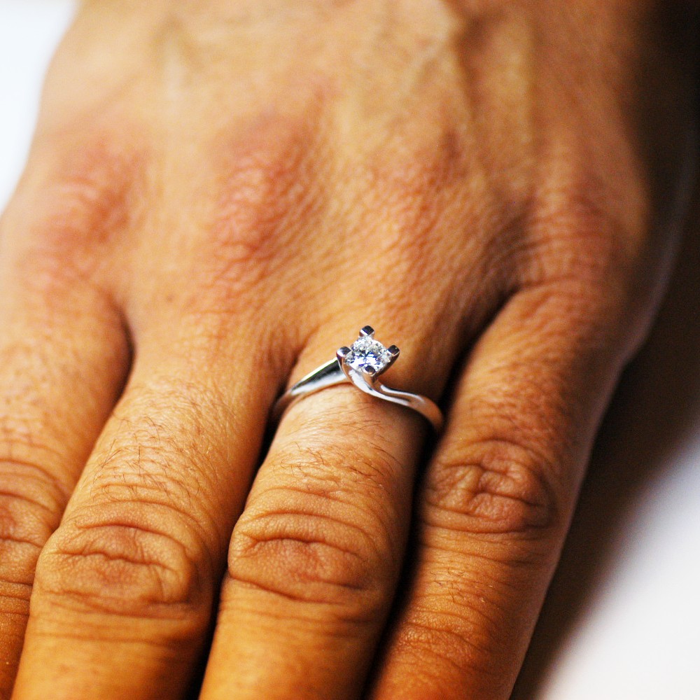 anello-solitario-valentino-0-45-carati-f-vs1-mano