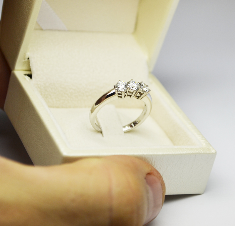 anello-trilogy-0-51-carati-f-vvs1-0
