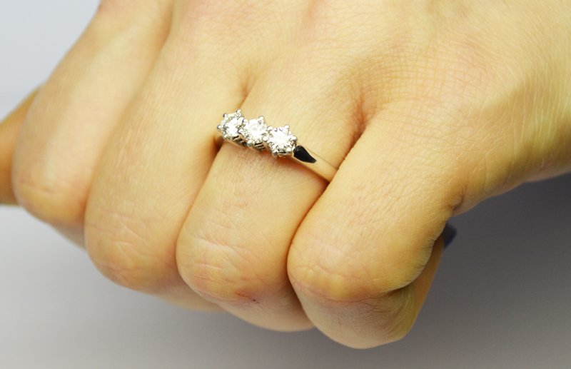 anello-trilogy-0-51-carati-f-vvs1-anulare-sinistro