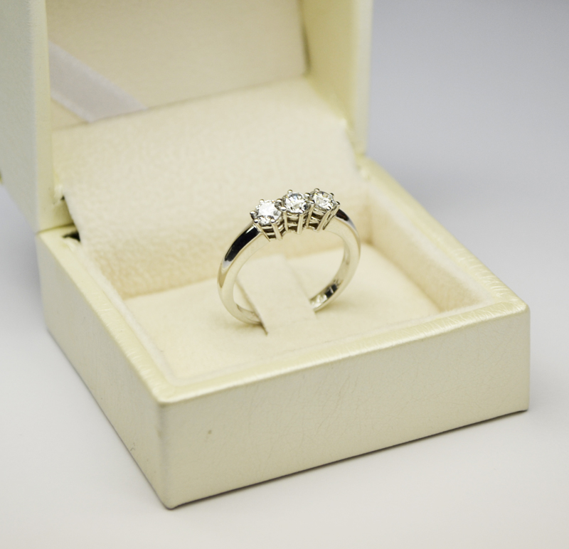 anello-trilogy-0-51-carati-f-vvs1-in-scatola