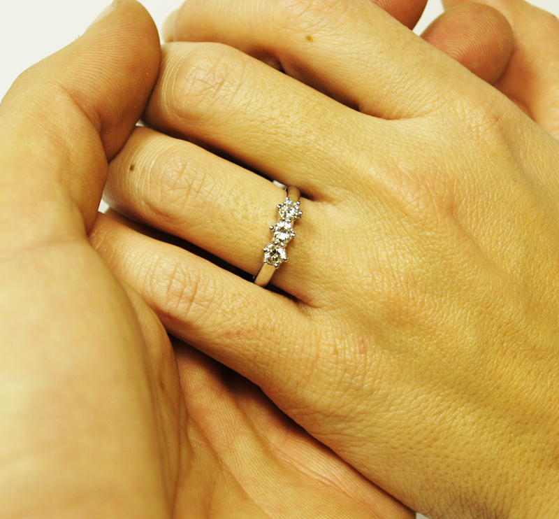 anello-trilogy-0-51-carati-f-vvs1-sulla-mano