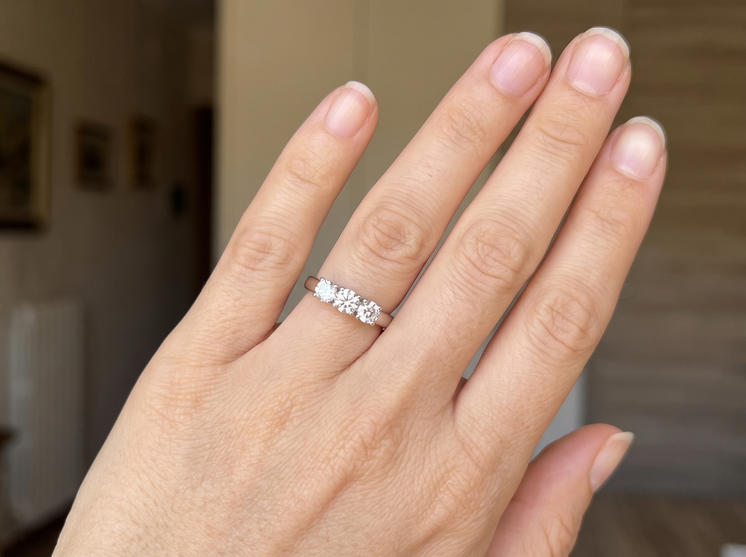 anello-trilogy-0-54-carati-g-vs1-sulla-mano