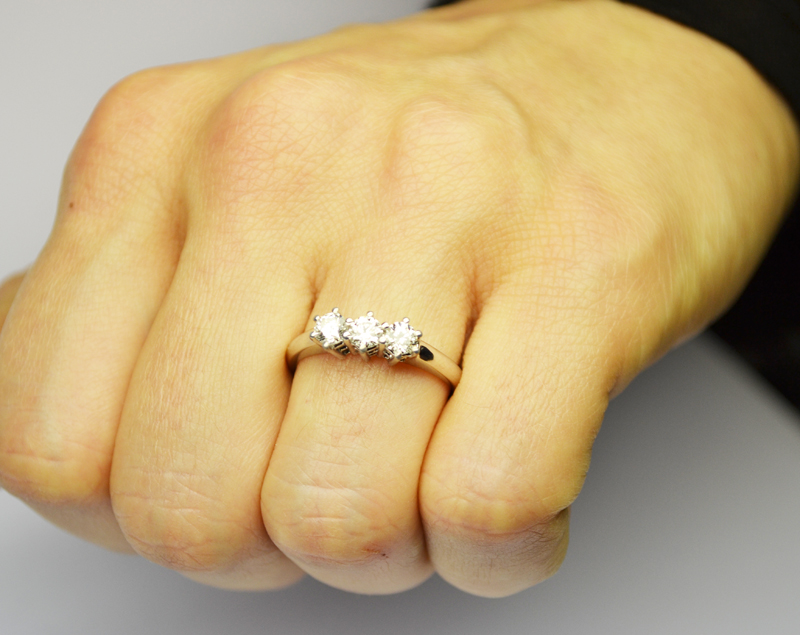 anello-trilogy-036-carati-colore-f-purezza-massima-anulare-sinistro