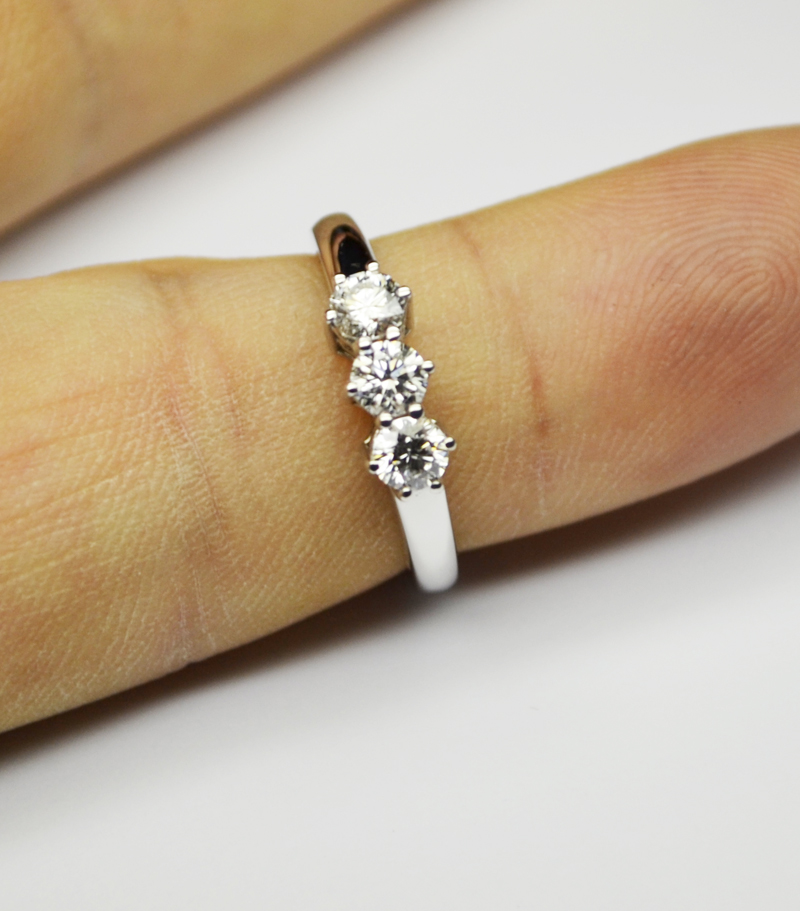 anello-trilogy-036-carati-colore-f-purezza-massima-su-mano