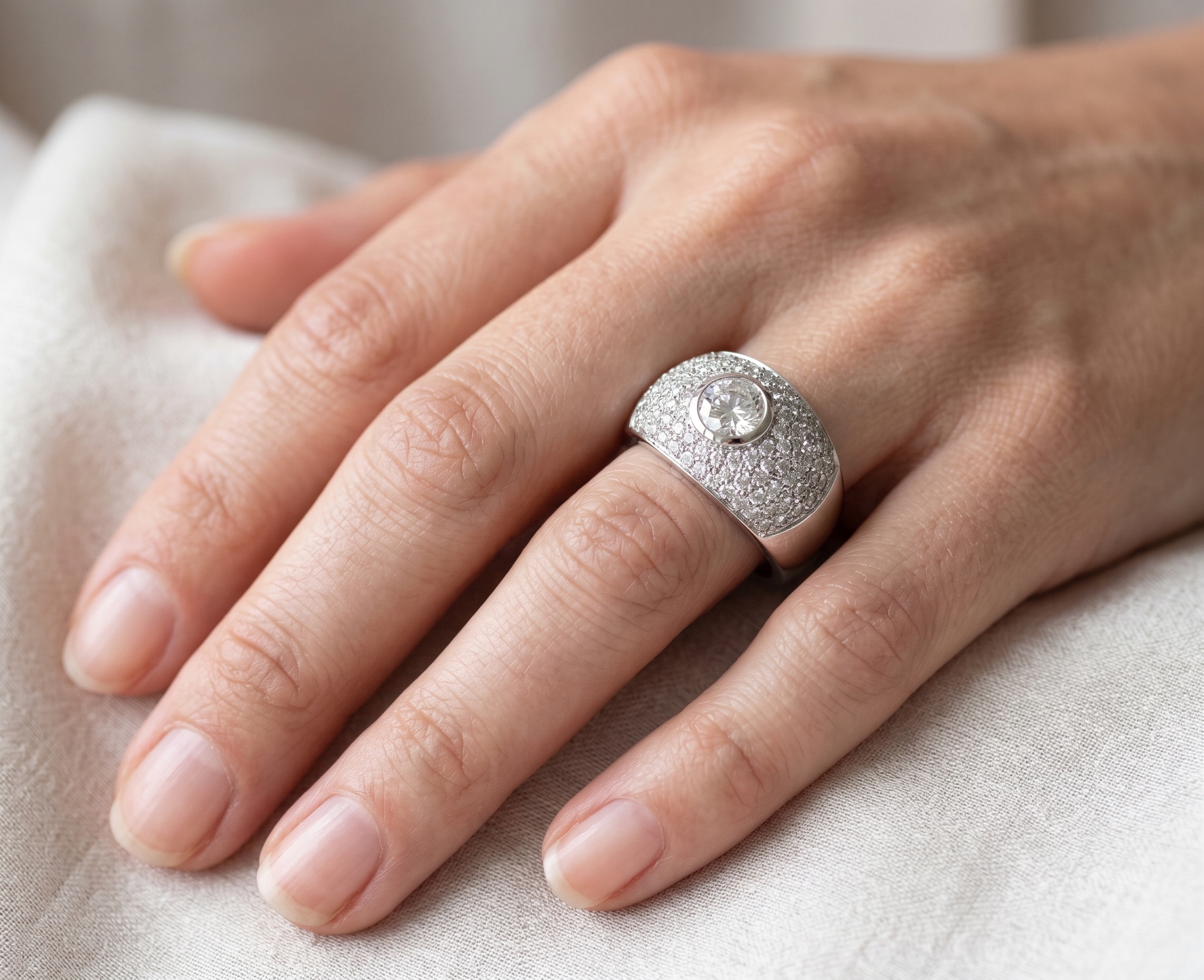 pave-con-solitario-centrale-su-mano
