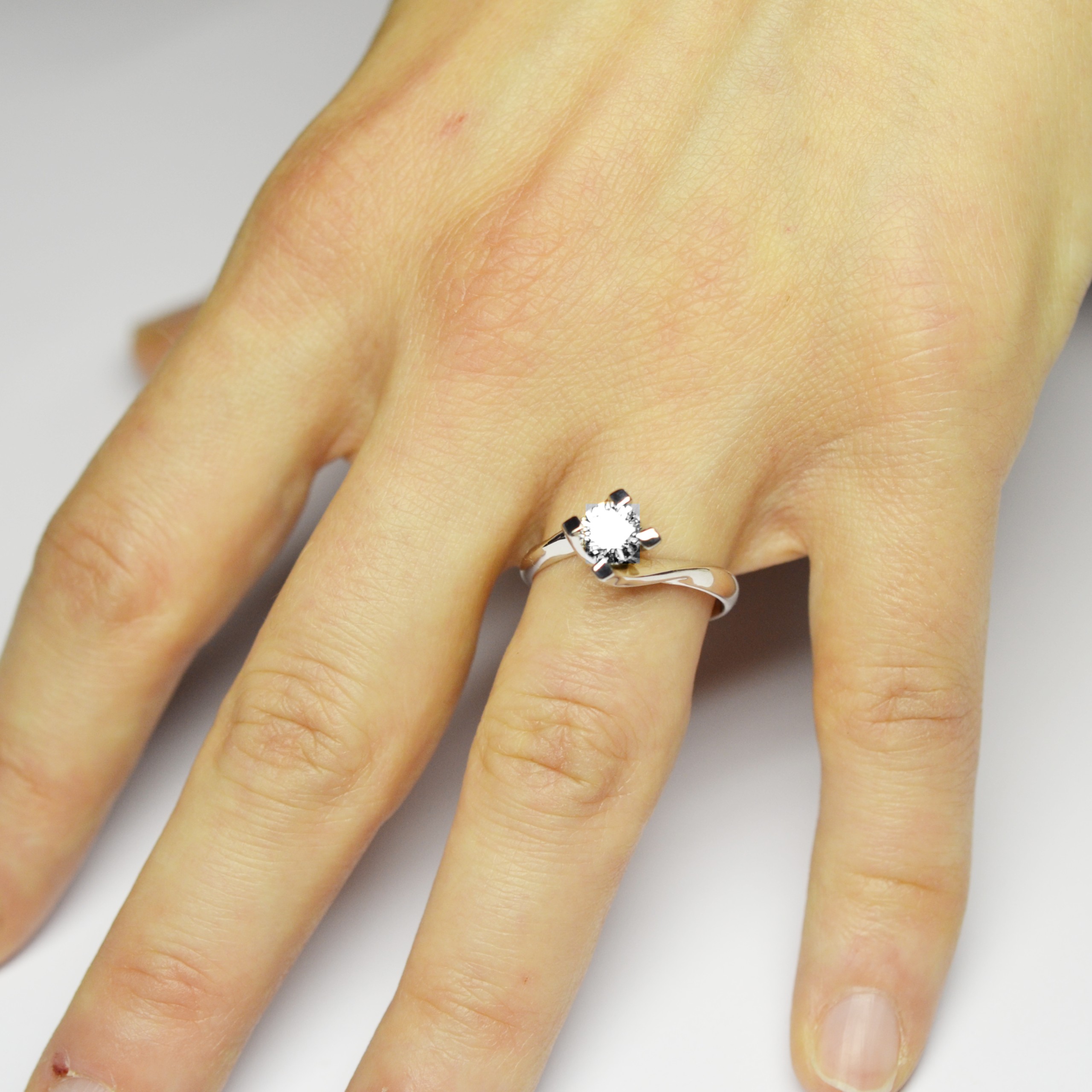 solitario-con-diamante-0-40-carati-h-vs2-indossato
