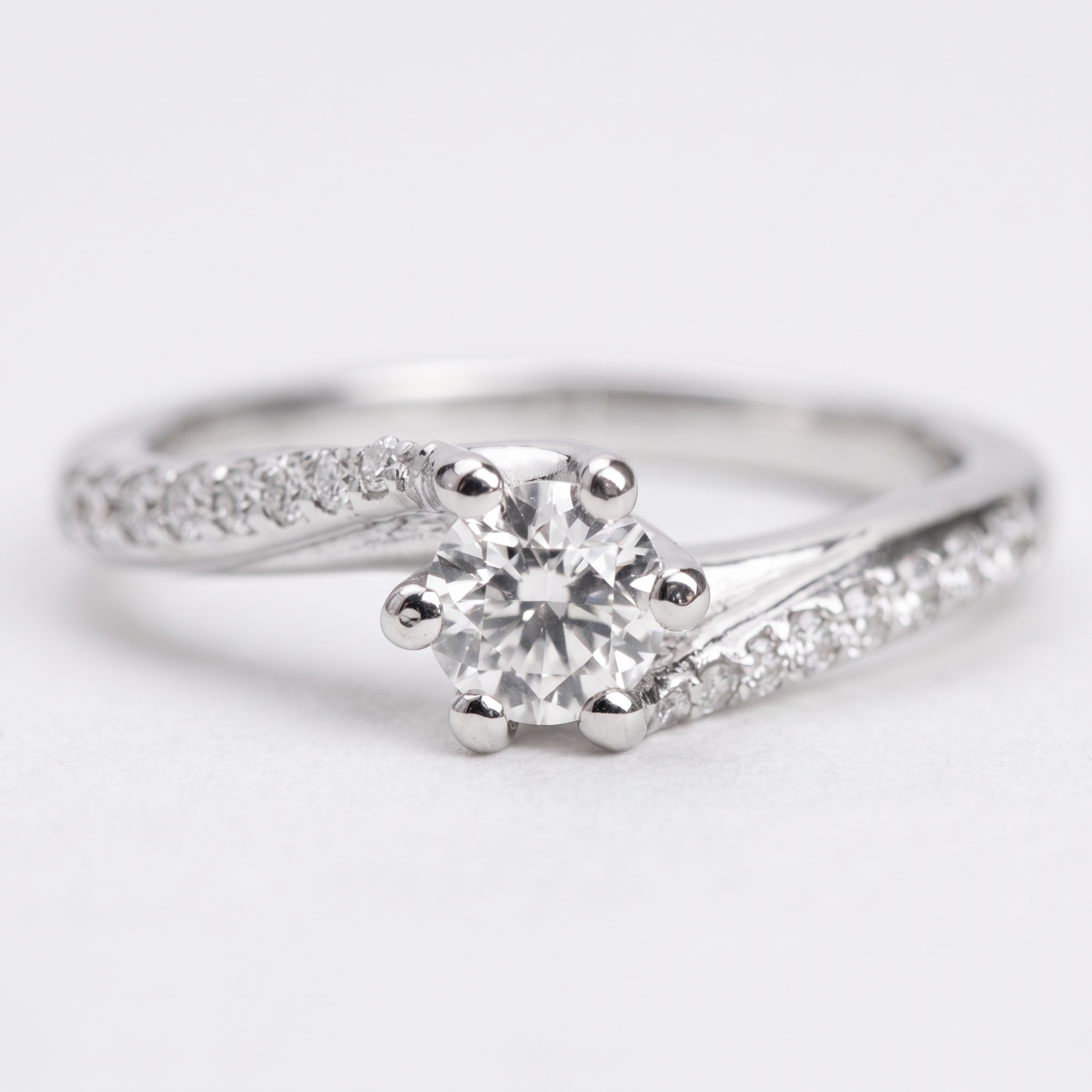 solitario-con-diamanti-laterali-0-60-carati-f-vvs1