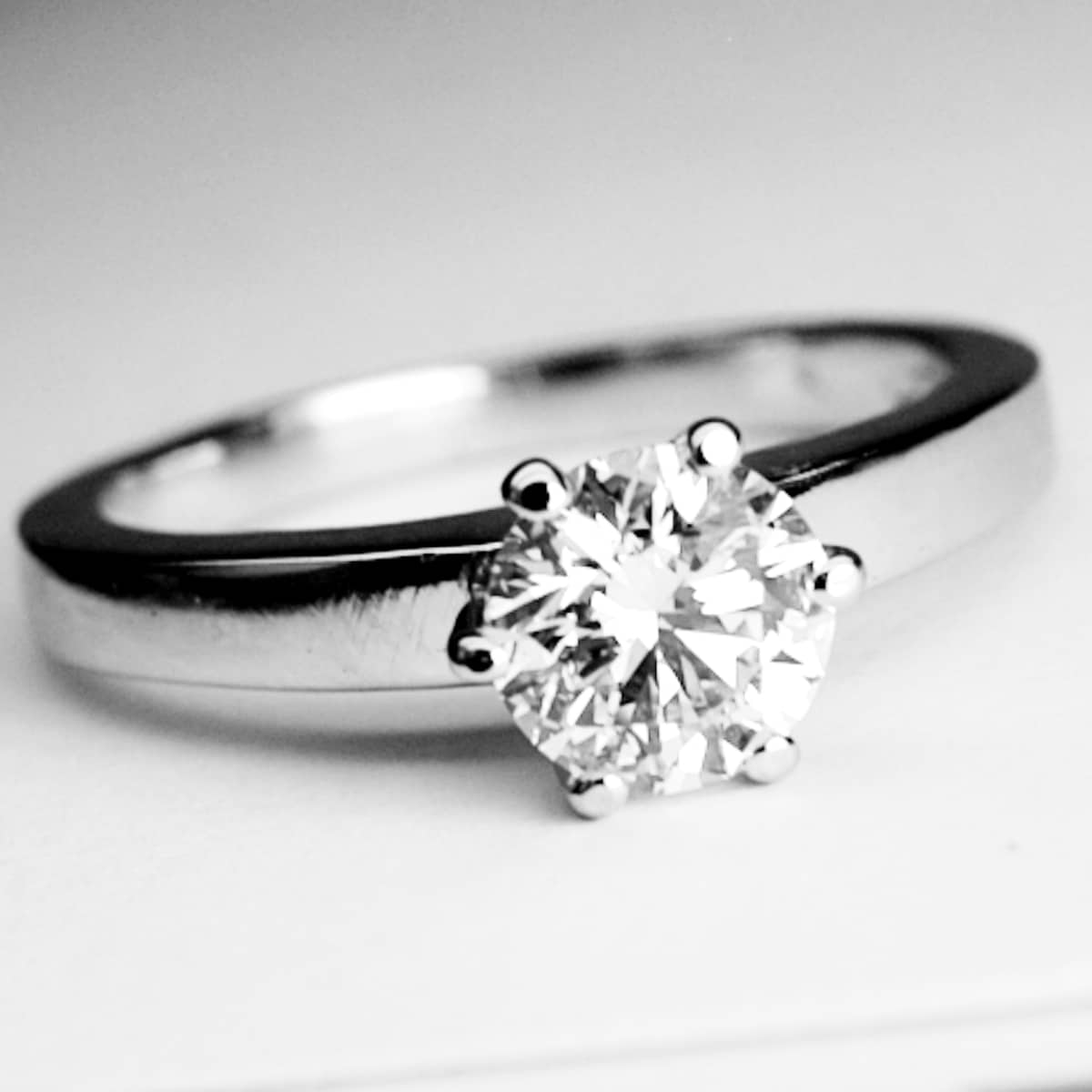 Solitario di un carato colore H purezza VS2 con GIA