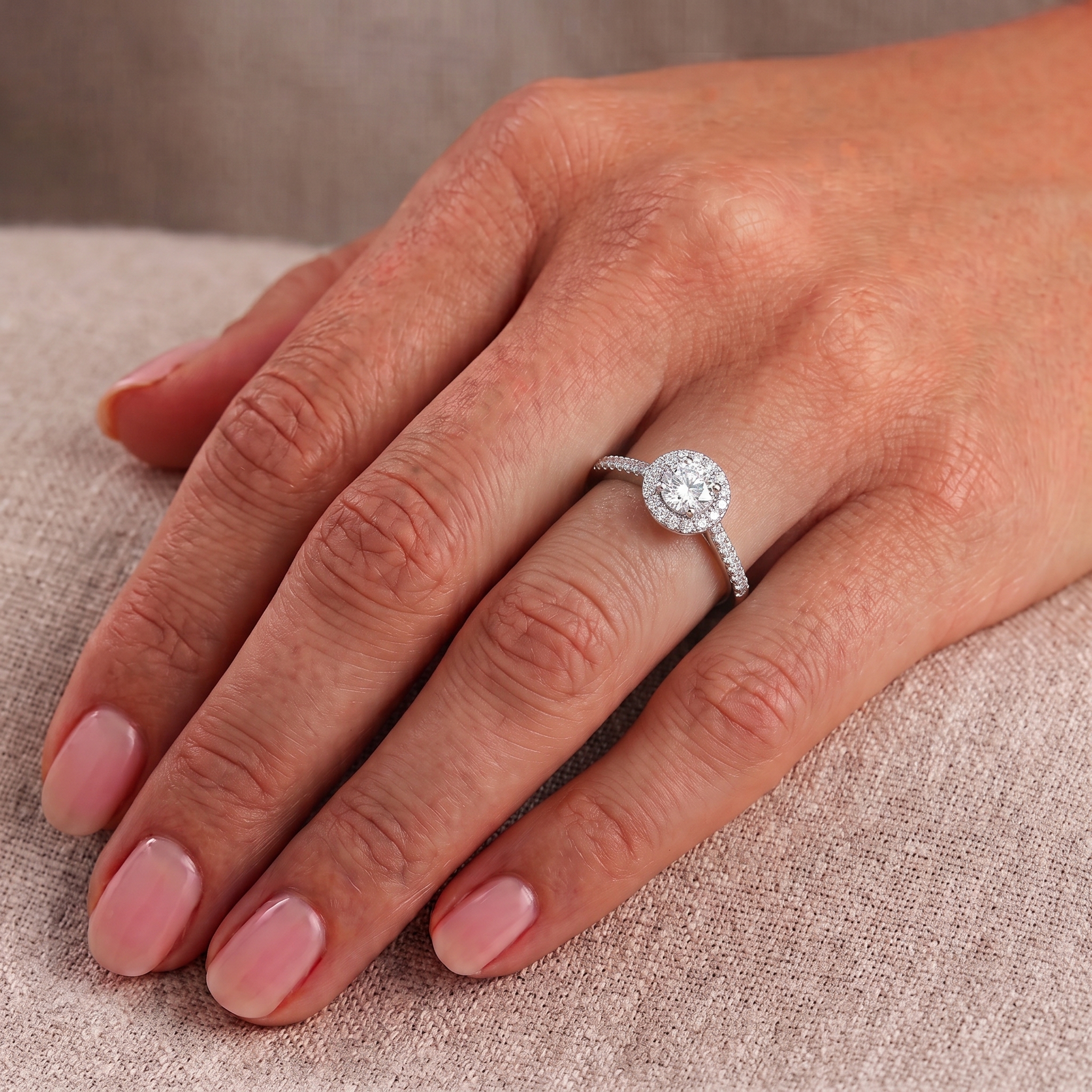 anello-halo-diamante-0-40-carati-f-vs1-vista-su-mano