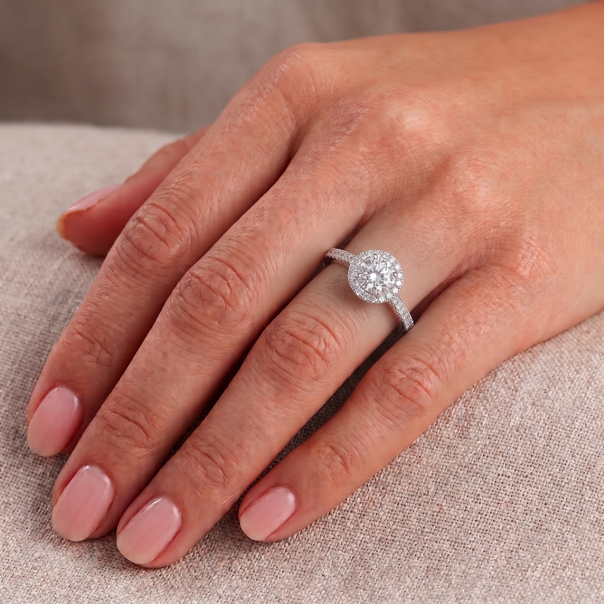 anello-halo-diamante-0-70-f-vs1-con-gia-mani