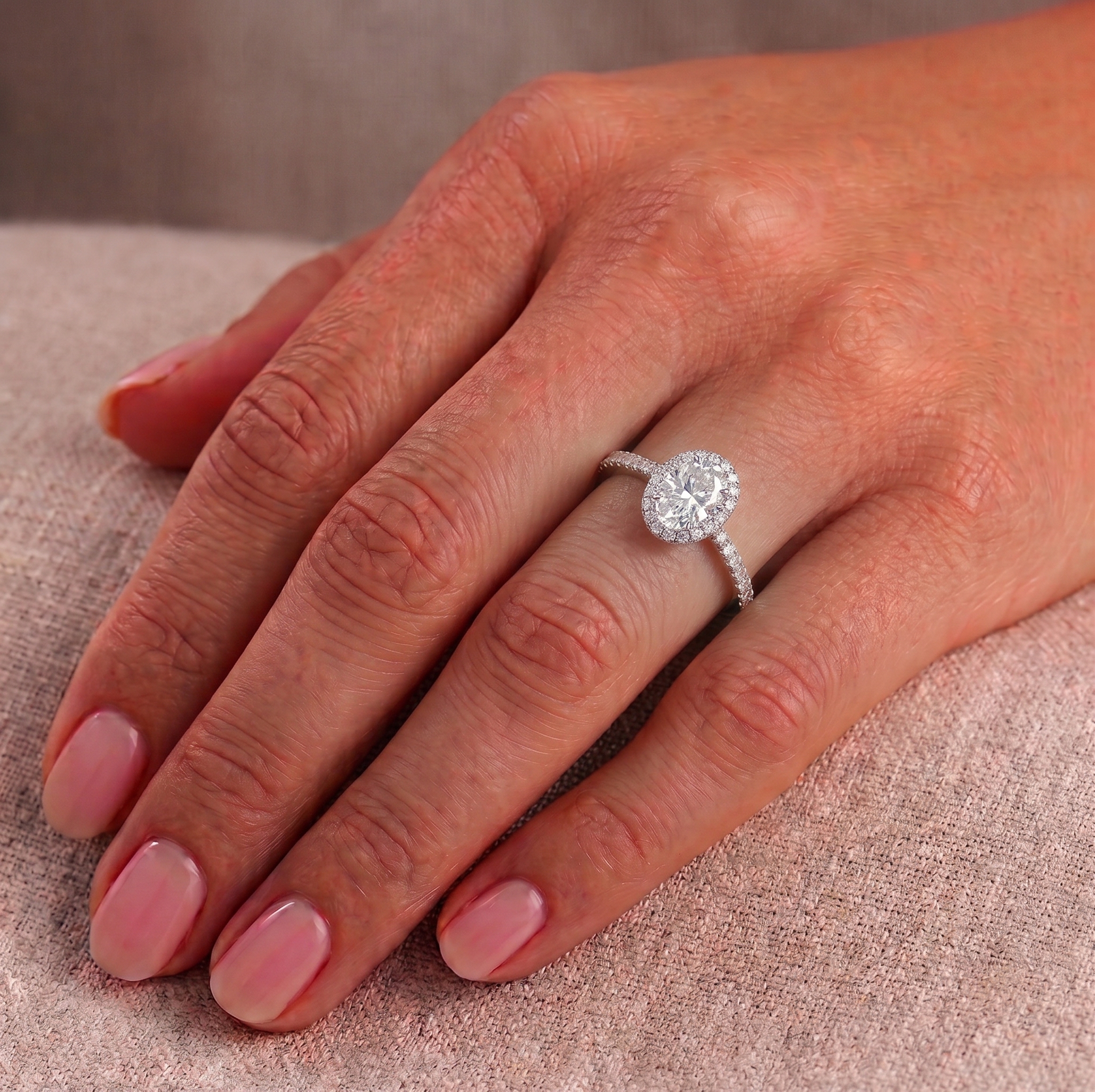anello-halo-diamante-ovale-0-70-f-vvs1-sulla-mano-di-una-donna