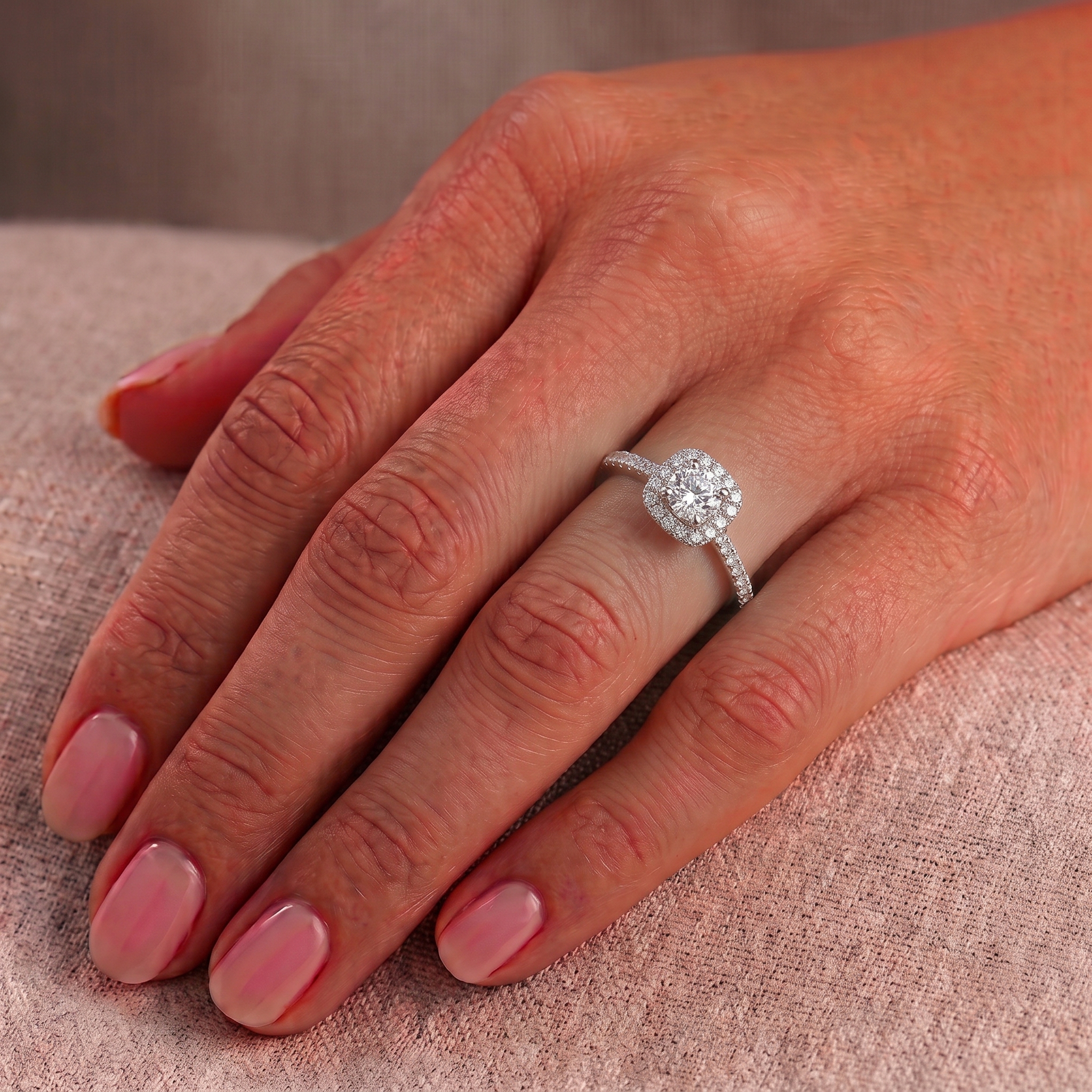 anello-halo-platino-0-40-d-if-gia-sulle-mani