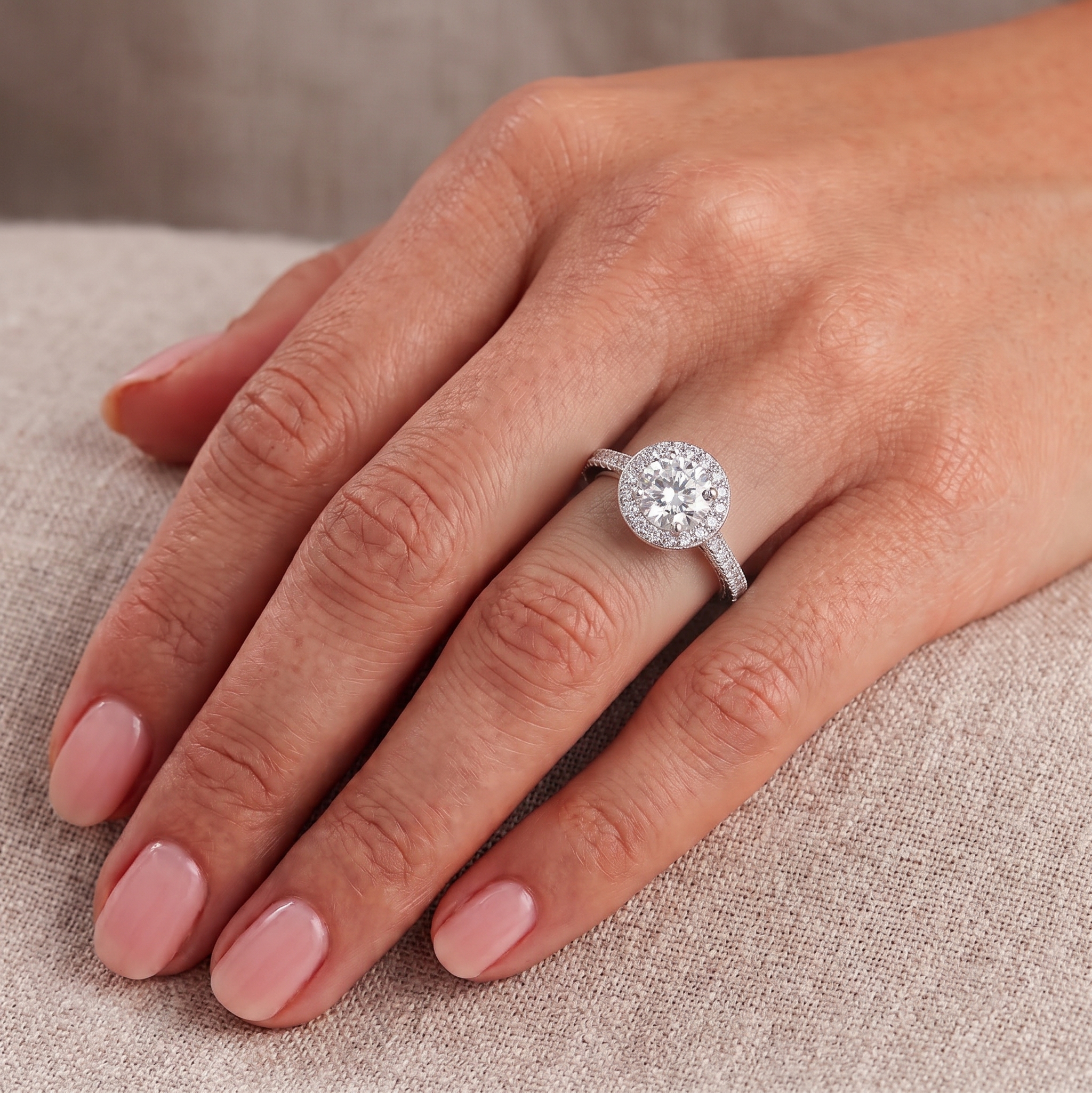 anello-halo-platino-1-carato-f-vs1-gia-mano-sinistra