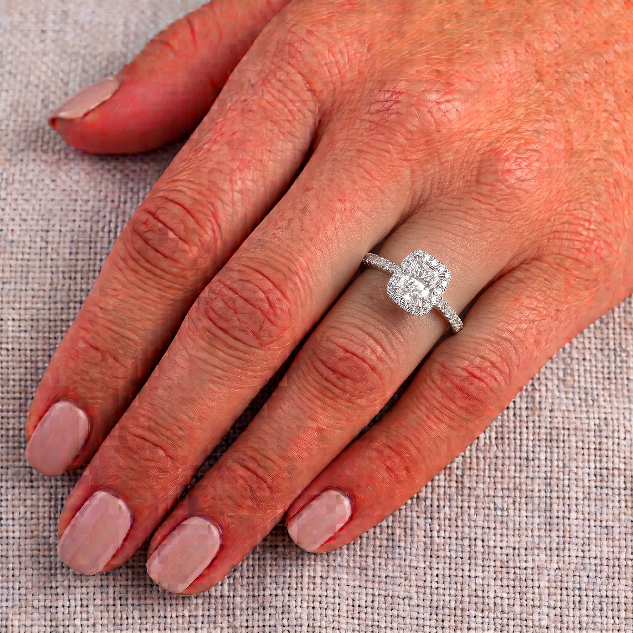 anello-halo-radiant-1-carato-f-vs1-in-platino-sulla-mano