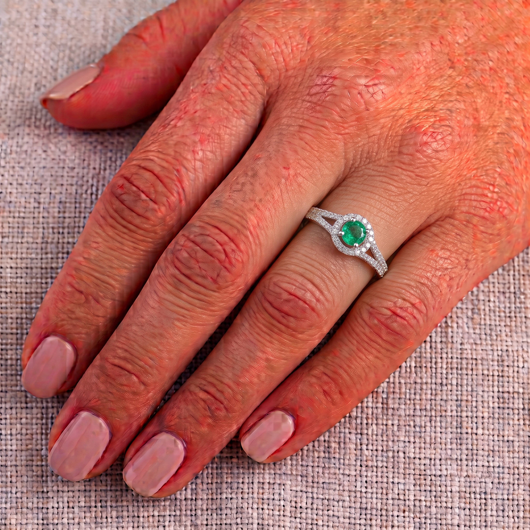 anello-halo-smeraldo-e-diamanti-su-mano