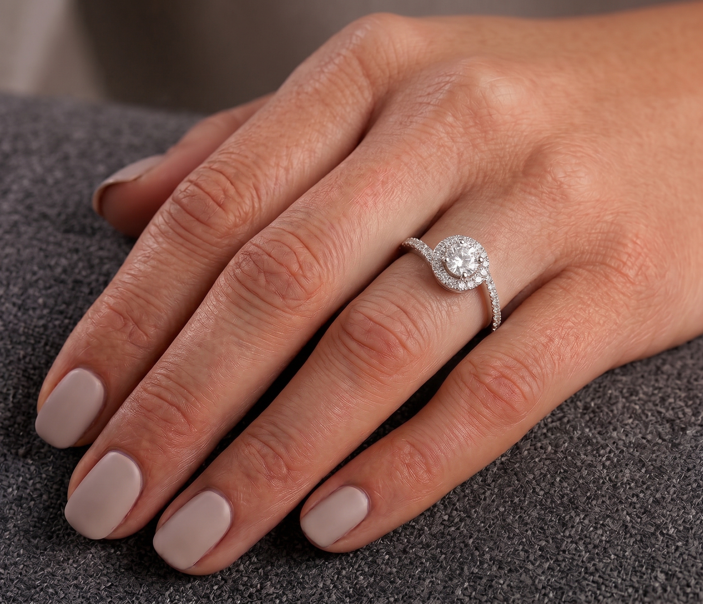 anello-halo-valentino-0-50-f-vs1-con-gia-su-anulare-della-mano-sinistra
