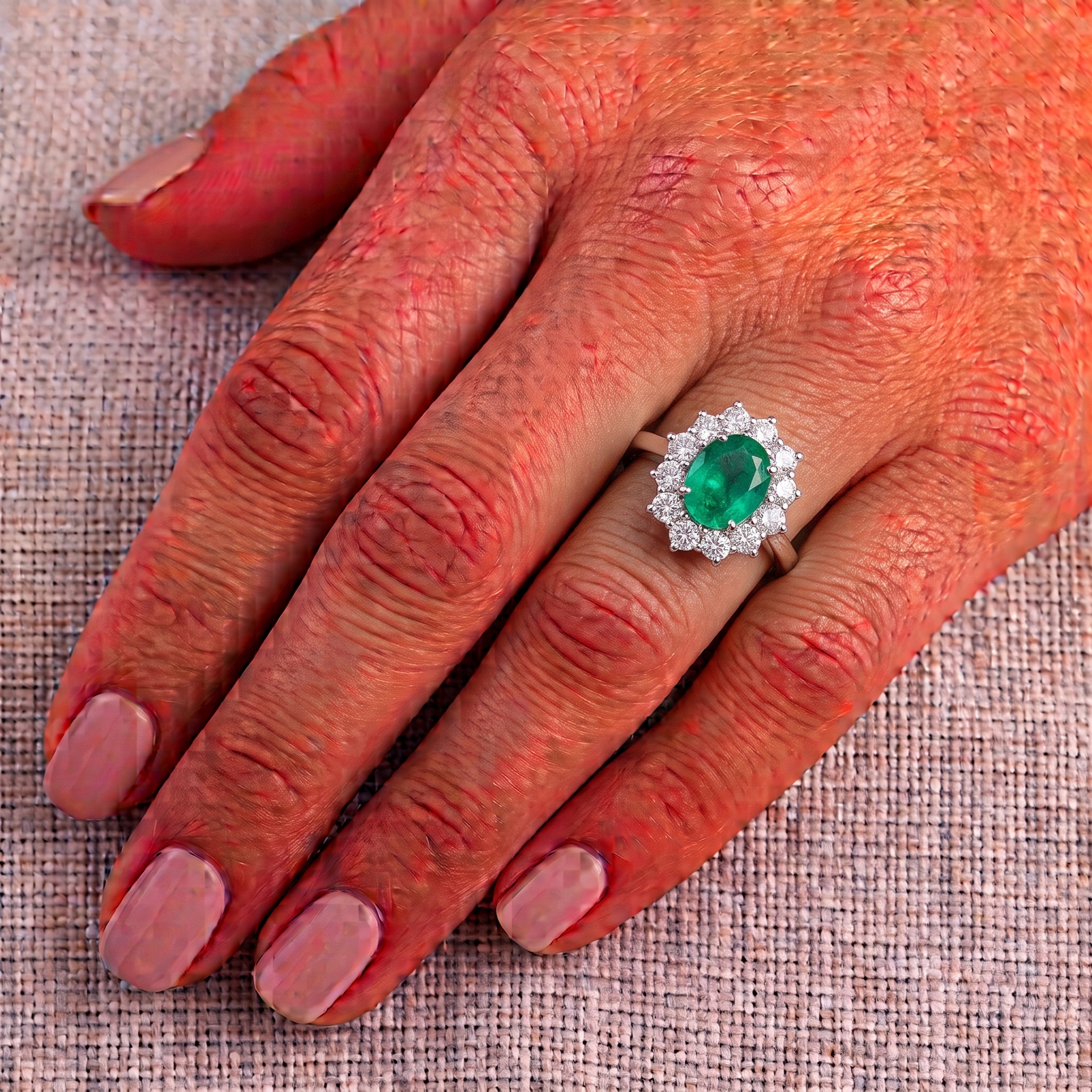 anello-smeraldo-2-carati-indossato