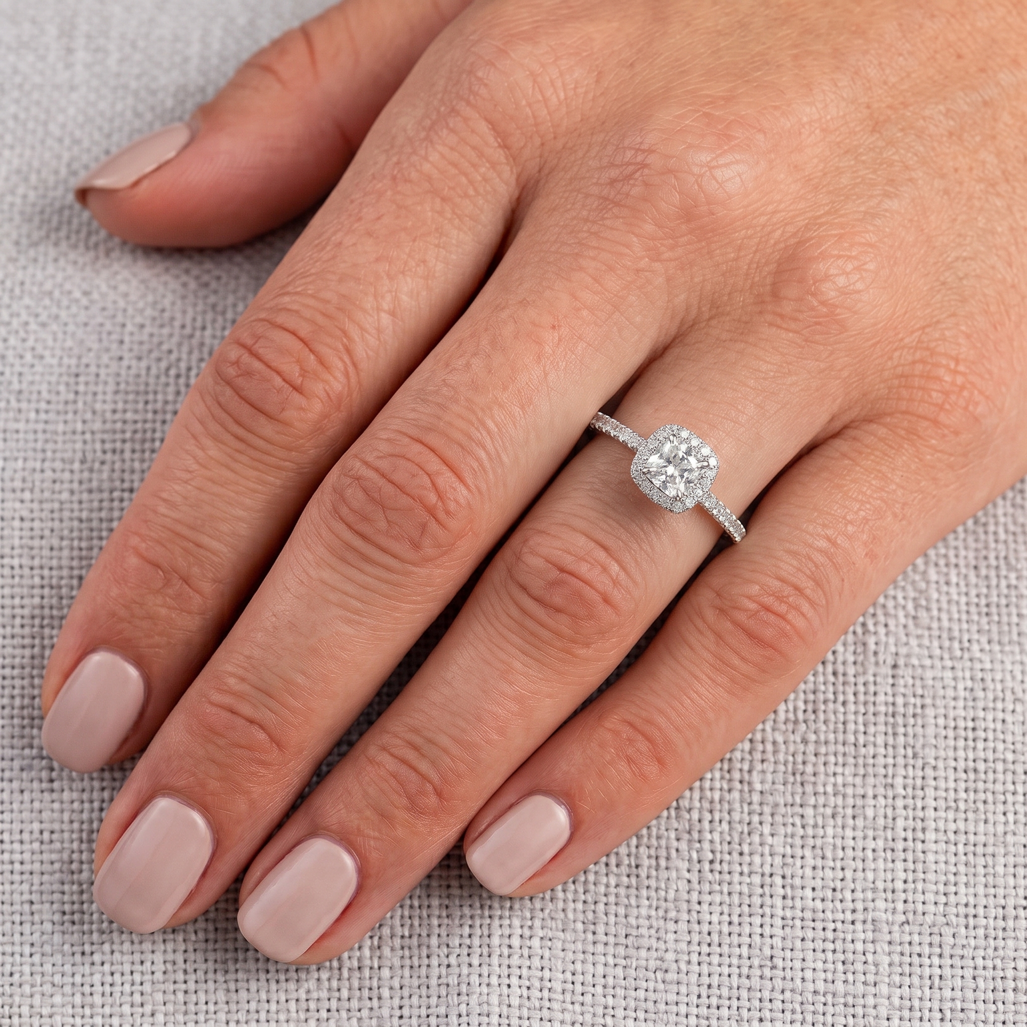 halo-platino-cuscino-0-50-carati-d-if-gia-su-mano
