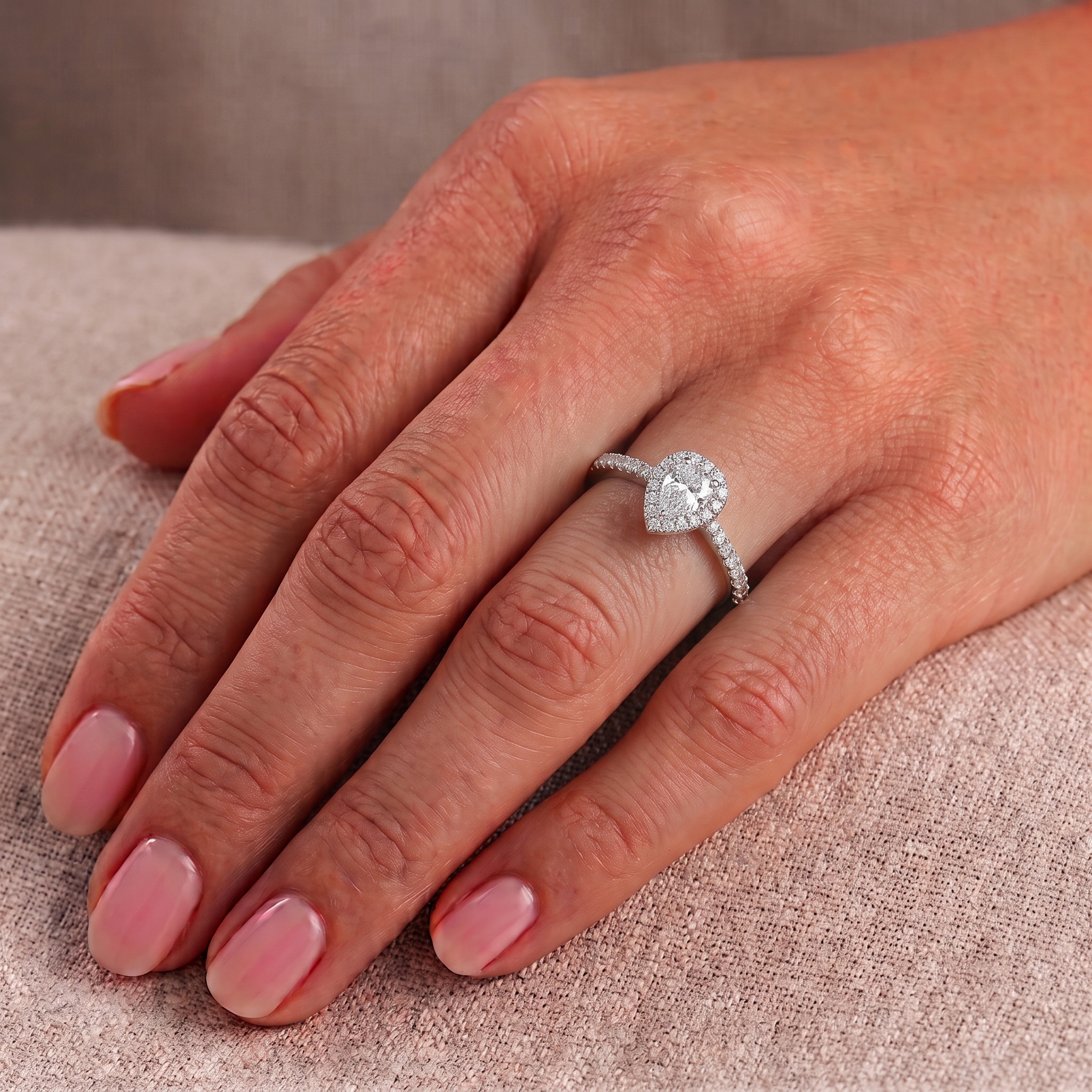 halo-platino-goccia-0-50-carati-d-if-gia-visto-su-una-mano