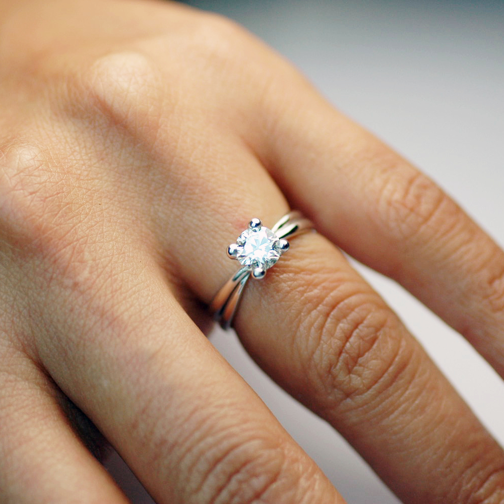 anello-solitario-un-carato-colore-d-vs1-indossato-mano