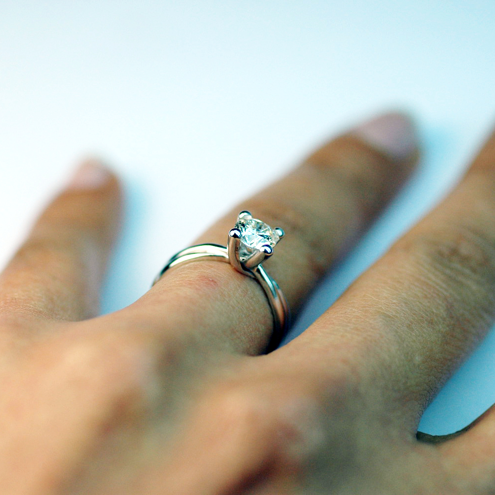 anello-solitario-un-carato-colore-d-vvs1-indossato-mano