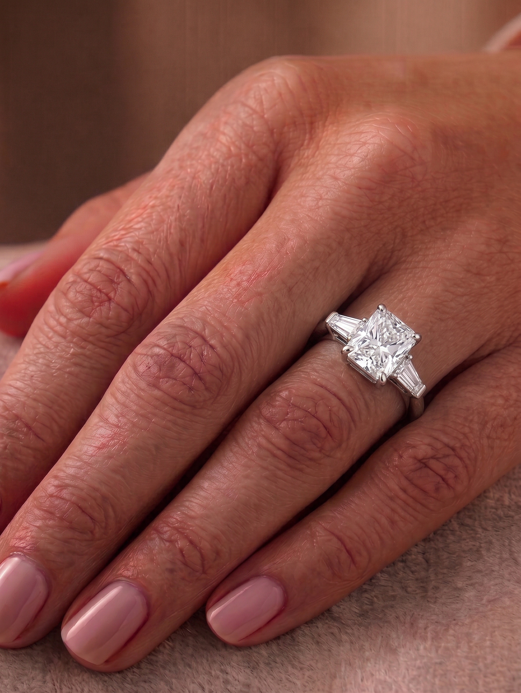 Anello-Diamante-Radiant-2-Carati-mano