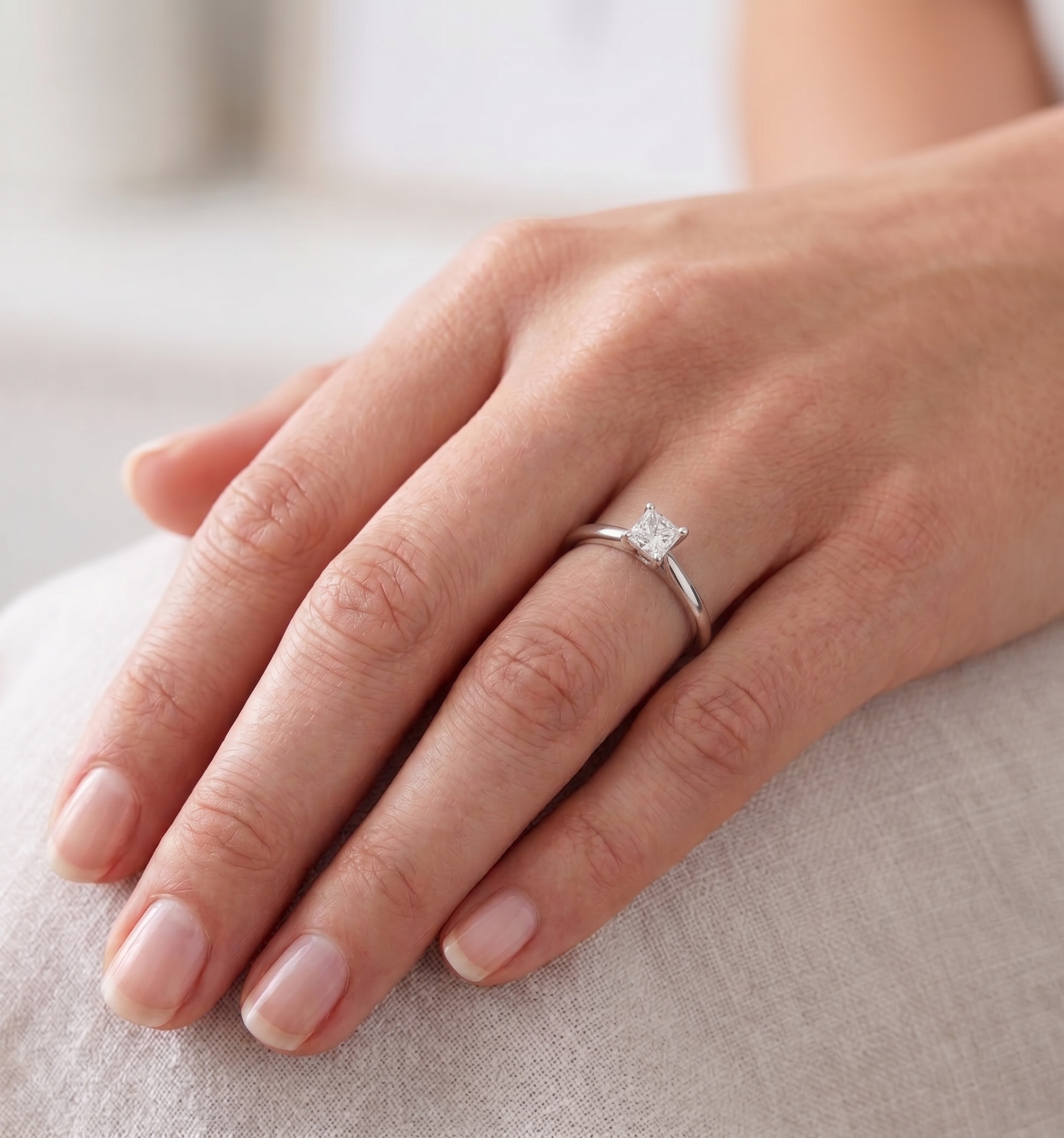 anello-di-fidanzamento-con-princess-di-0-50-f-vvs1-gia-su-mano