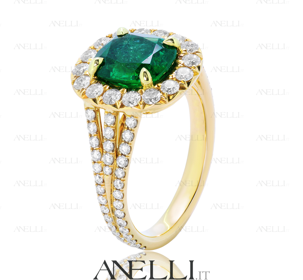 Emerald,Ring,With,Diamonds,In,Gold,Jewelry