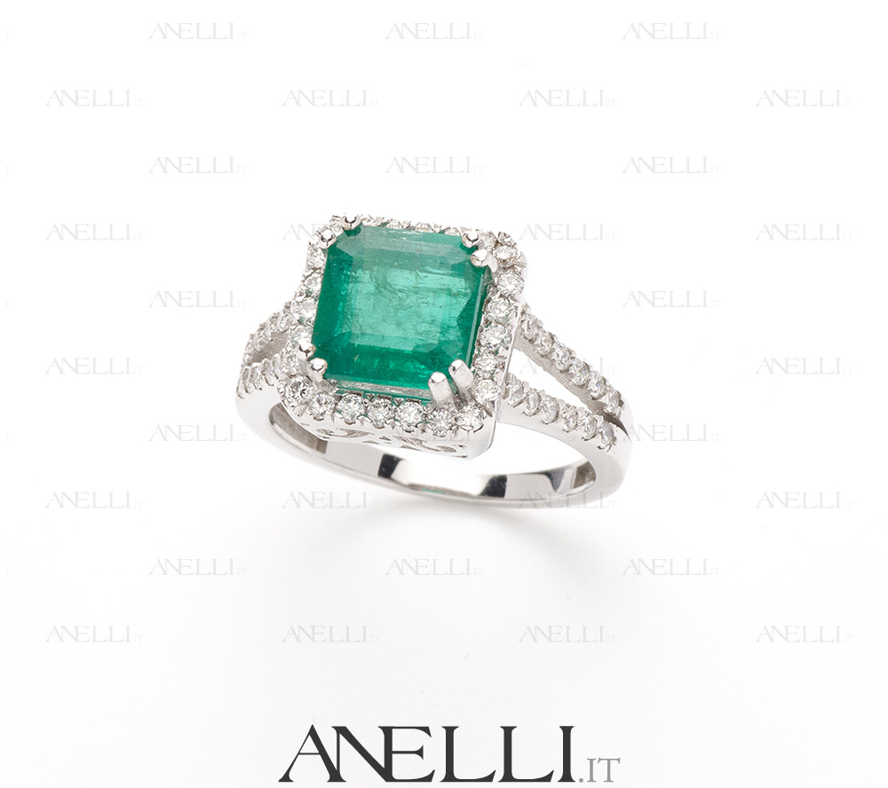 Wedding,Gold,Diamond,Ring,With,Emerald,Isolated,On,White,Background