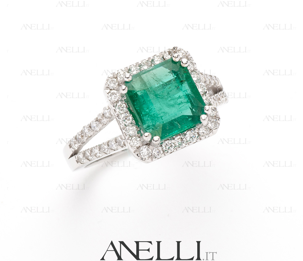 Wedding,Gold,Diamond,Ring,With,Emerald,Isolated,On,White,Background