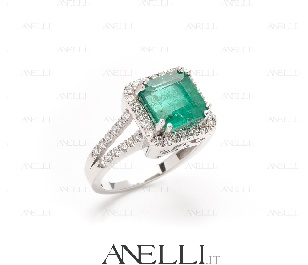 Wedding,Gold,Diamond,Ring,With,Emerald,Isolated,On,White,Background