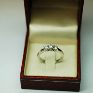 Anello-Trilogy-0-33-carati-Colore-F-Purezza-massima-1