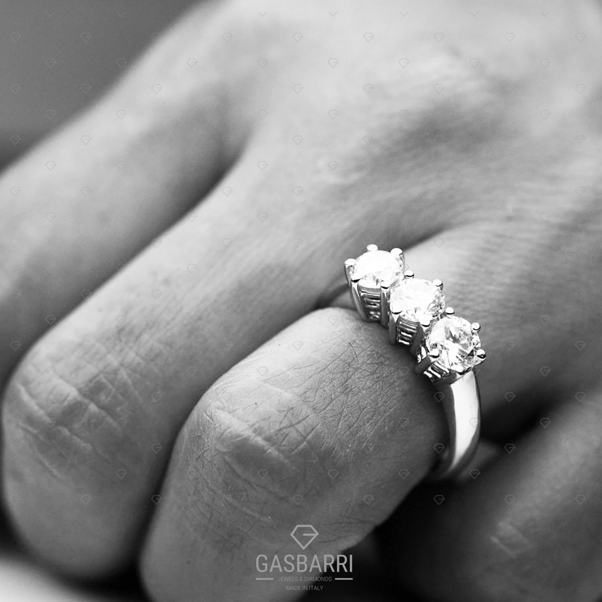 Anello-Trilogy-1-Carato-Mano