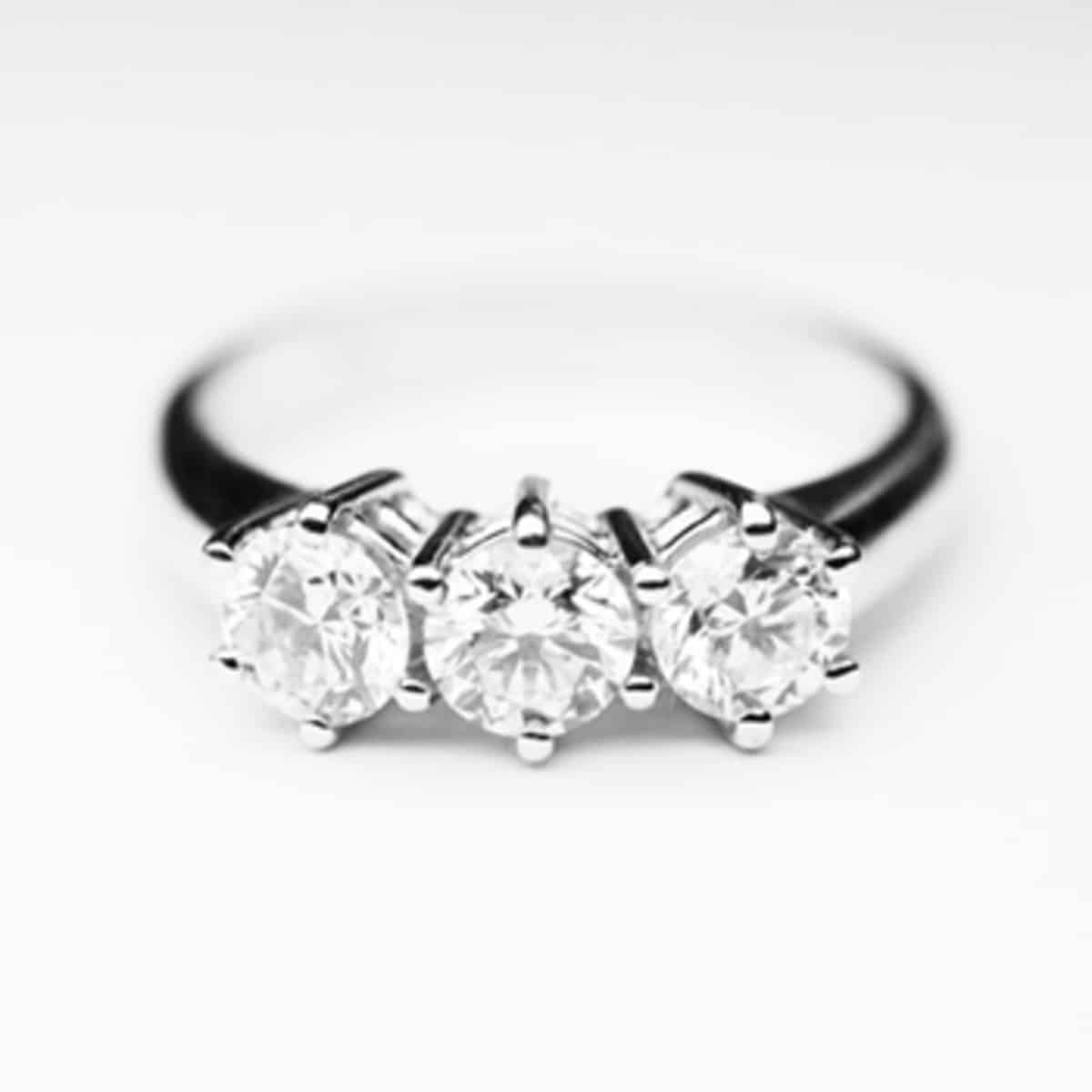 Anello Trilogy 1,35 carati (Colore G – Purezza VS1)