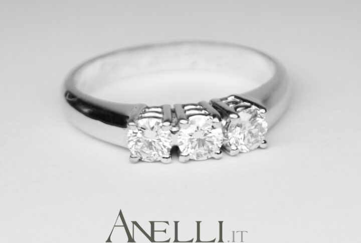 Anello Trilogy con Diamanti E-IF (0,51)3