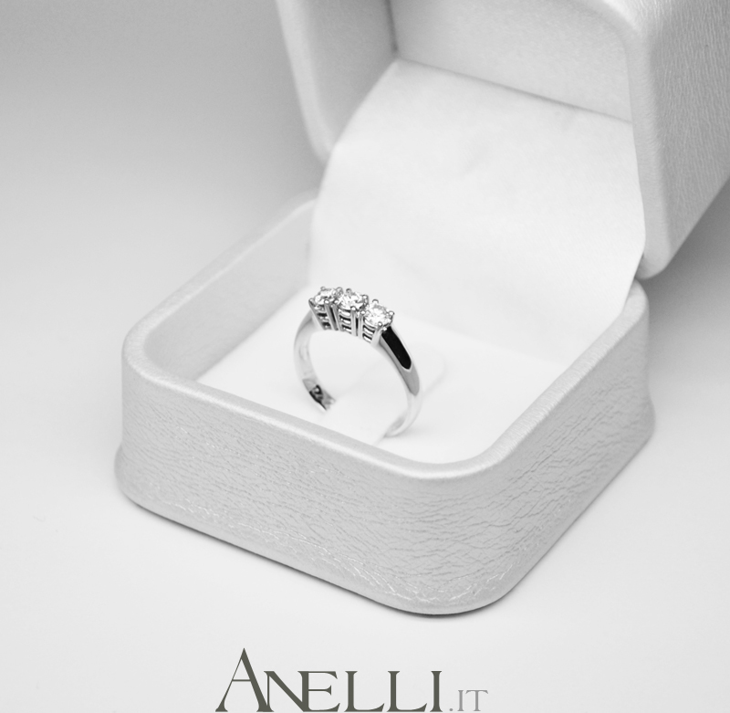 Anello Trilogy con Diamanti E-IF (0,51)5