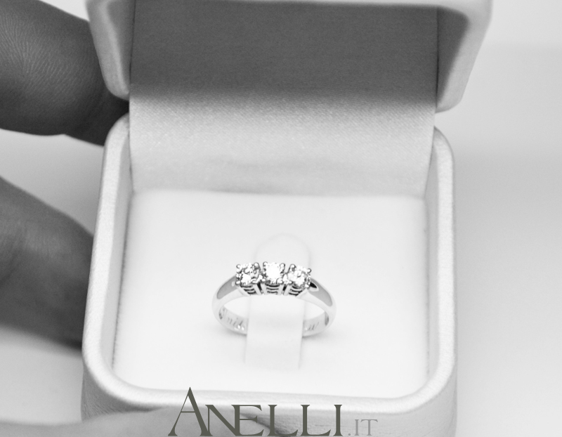 Anello Trilogy con Diamanti E-IF (0,51)7