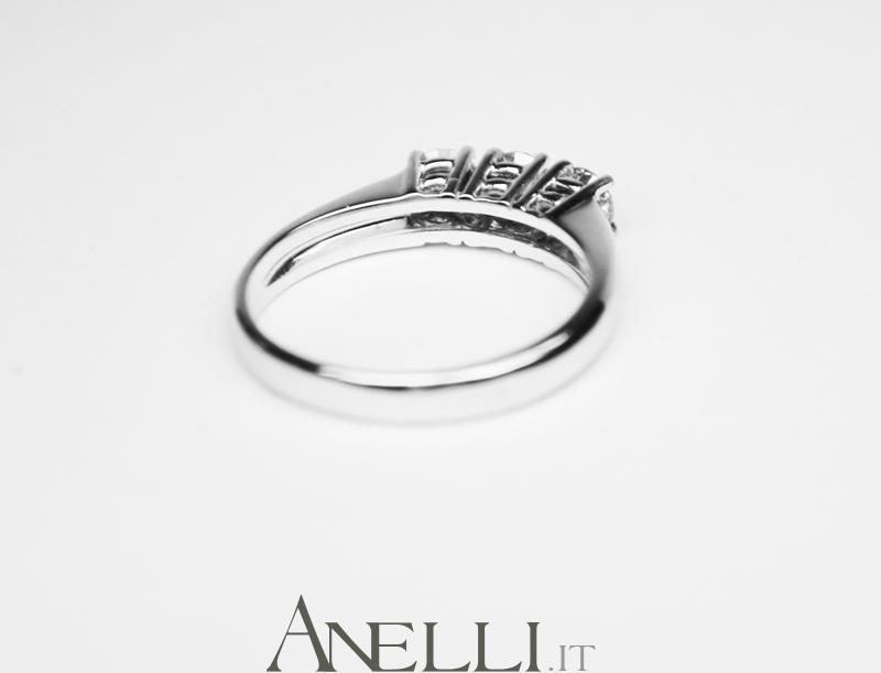 Anello Trilogy con Diamanti E-IF (0,51)9